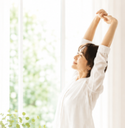 軽やかに伸びをする女性
